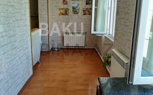 3 Room Old Apartment for Sale in Baku