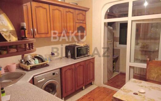 5-Room Old Apartment for Sale in Baku