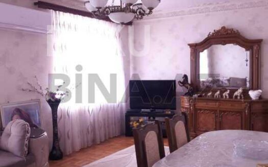 5-Room Old Apartment for Sale in Baku