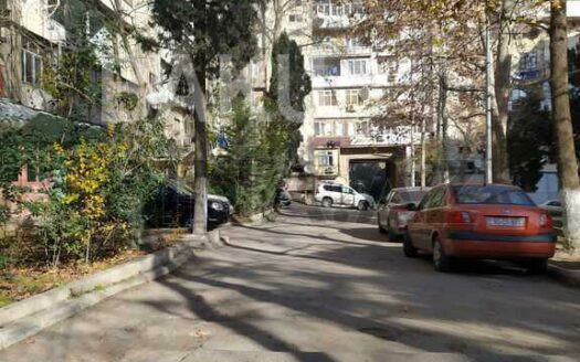 3 Room Old Apartment for Sale in Baku