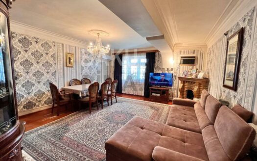 4 Room Old Apartment for Sale in Baku