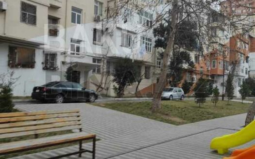 2 Rooms Old Apartment for Sale in Baku
