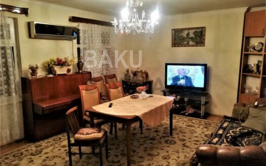 4 Room Old Apartment for Sale in Baku