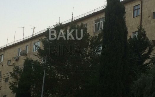 3 Room Old Apartment for Sale in Baku