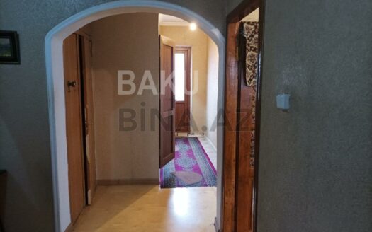 4 Room Old Apartment for Sale in Baku