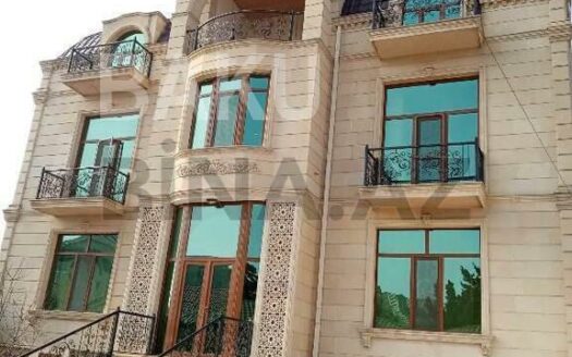 8 Room House / Villa for Sale in Baku