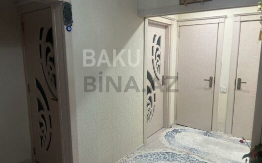 4 Room Old Apartment for Sale in Baku