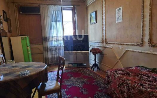 2 Rooms Old Apartment for Sale in Baku