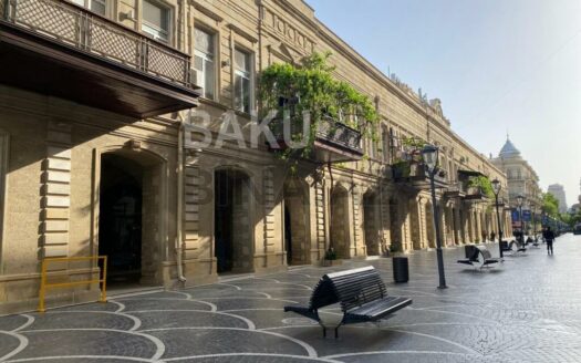 3 Room Old Apartment for Sale in Baku