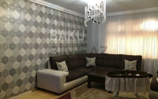 4 Room Old Apartment for Sale in Baku