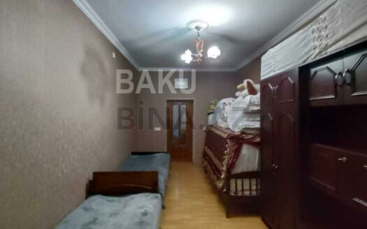 3 Room Old Apartment for Sale in Baku