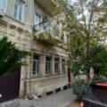4 Room Old Apartment for Sale in Baku