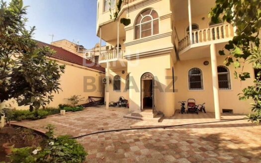 8 Room House / Villa for Sale in Baku