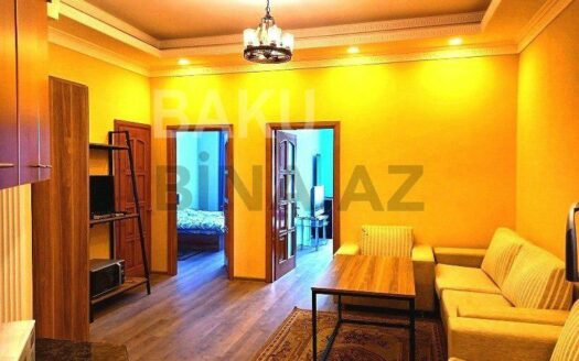 3 Room Old Apartment for Sale in Baku