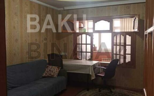 3 Room Old Apartment for Sale in Baku