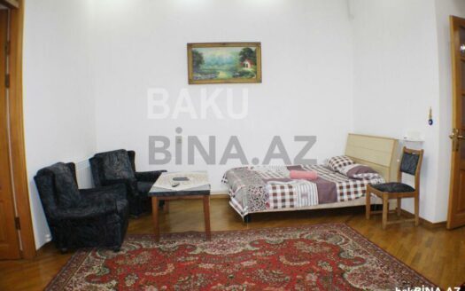 3 Room Old Apartment for Sale in Baku