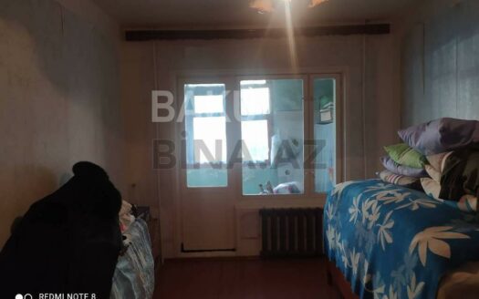 5-Room Old Apartment for Sale in Baku