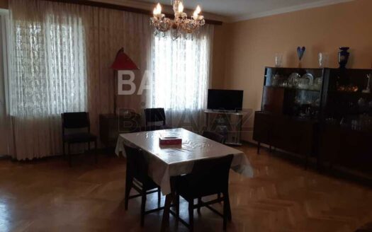 4 Room Old Apartment for Sale in Baku