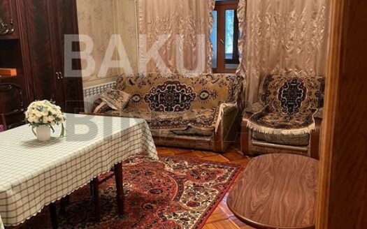 3 Room Old Apartment for Sale in Baku