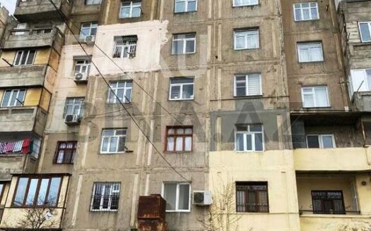 5-Room Old Apartment for Sale in Baku