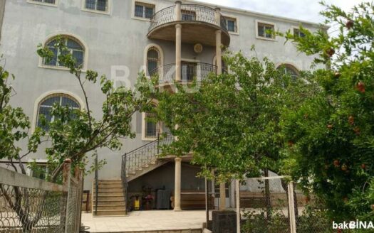 11-Room House / Villa for Sale in Baku