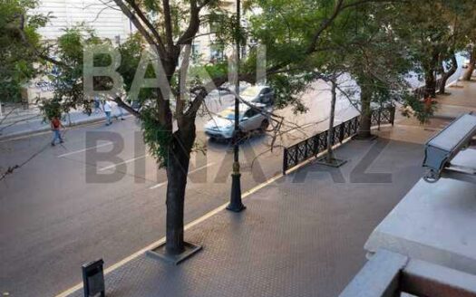 3 Room Old Apartment for Sale in Baku