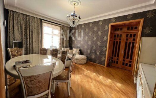 3 Room Old Apartment for Sale in Baku