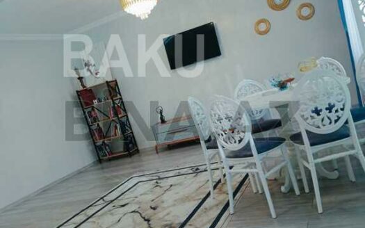 5-Room Old Apartment for Sale in Baku