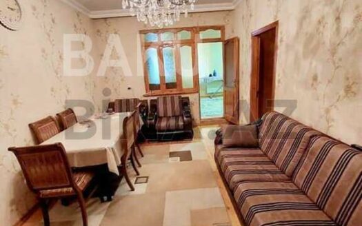 4 Room Old Apartment for Sale in Baku