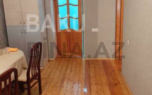 3 Room Old Apartment for Sale in Baku