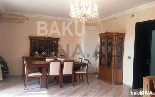 4 Room Old Apartment for Sale in Baku