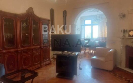 4 Room Old Apartment for Sale in Baku