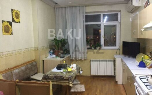 3 Room Old Apartment for Sale in Baku