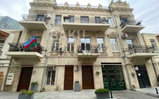 3 Room Old Apartment for Sale in Baku