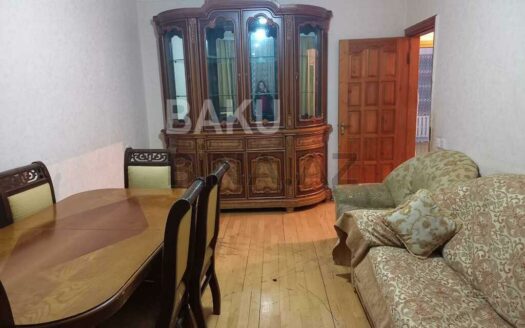 3 Room Old Apartment for Sale in Baku