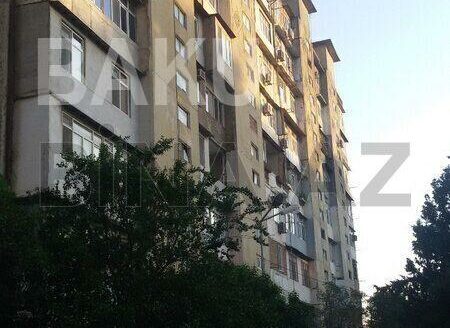 4 Room Old Apartment for Sale in Baku