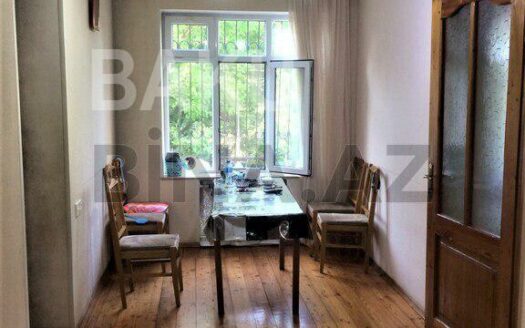 4 Room Old Apartment for Sale in Baku