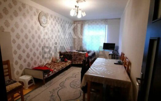 3 Room Old Apartment for Sale in Baku