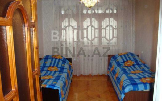 4 Room Old Apartment for Sale in Ganja