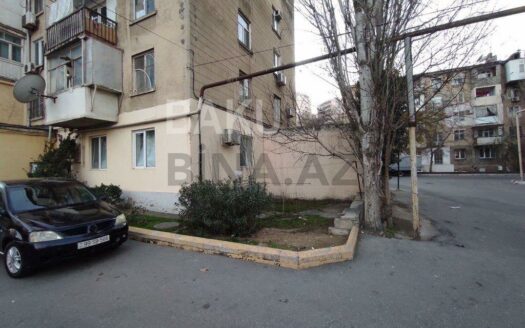 2 Rooms Old Apartment for Sale in Baku