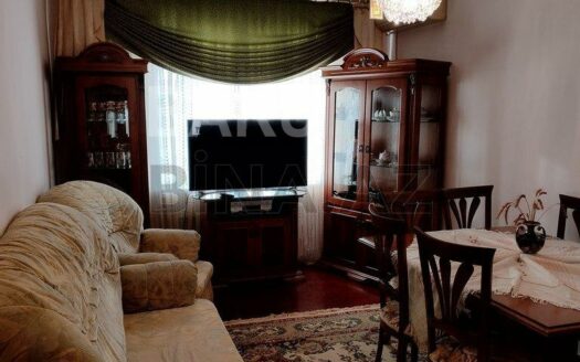 3 Room Old Apartment for Sale in Baku