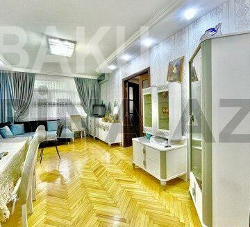4 Room Old Apartment for Sale in Baku