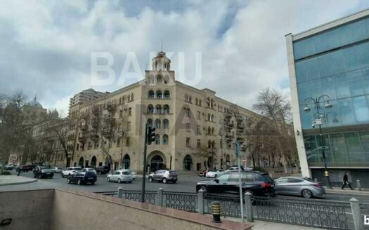 3 Room Old Apartment for Sale in Baku