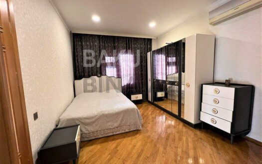 3 Room Old Apartment for Sale in Baku