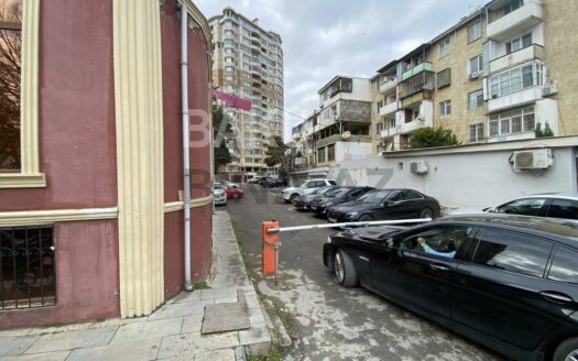 4 Room Old Apartment for Sale in Baku