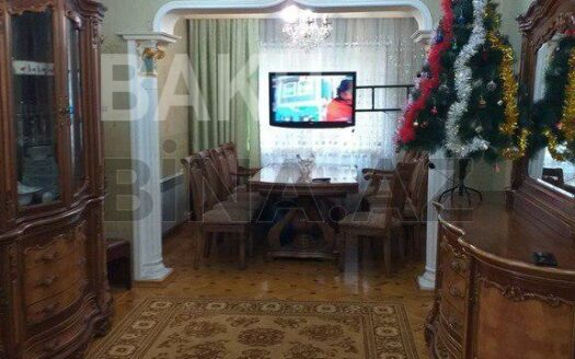 4 Room Old Apartment for Sale in Baku