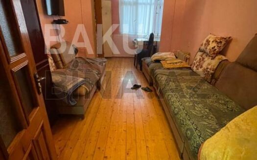 2 Rooms Old Apartment for Sale in Baku