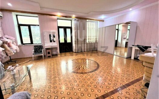 3 Room Old Apartment for Sale in Baku