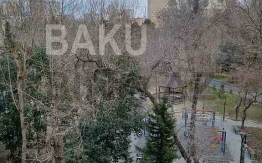 5-Room Old Apartment for Sale in Baku