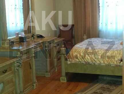 3 Room Old Apartment for Sale in Baku